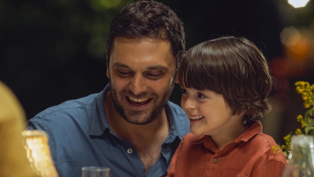 Pio Marmaï e César Botti em cena de "O Apego", dirigido por Carine Tardieu - Foto: Divulgação