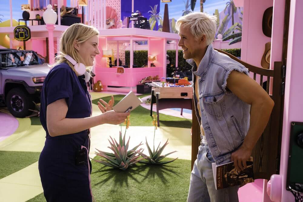 Greta Gerwig dirige Ryan Gosling no set de "Barbie" - Foto: Divulgação